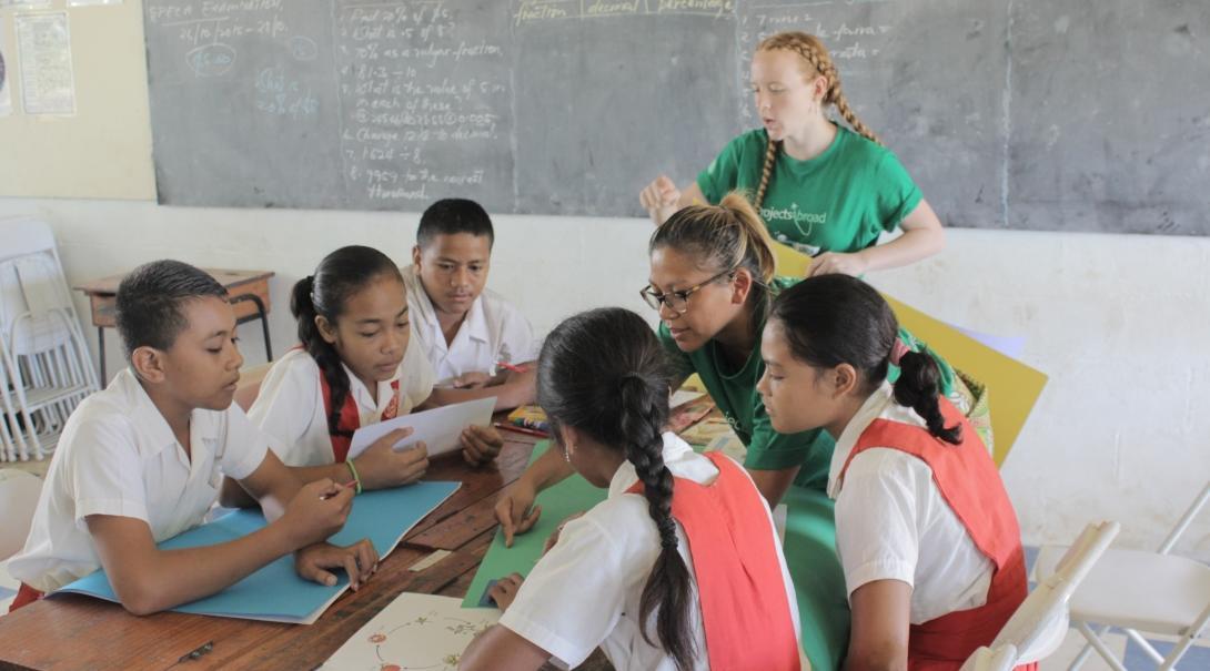 A Projects Abroad volunteers oversees a classroom activitiy for her teaching work experience in Samoa. A volunteer teaching in Samoa oversees a classroom activity.